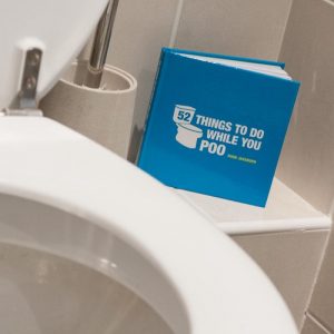 Cartea „52 Things to Do While You Poo”